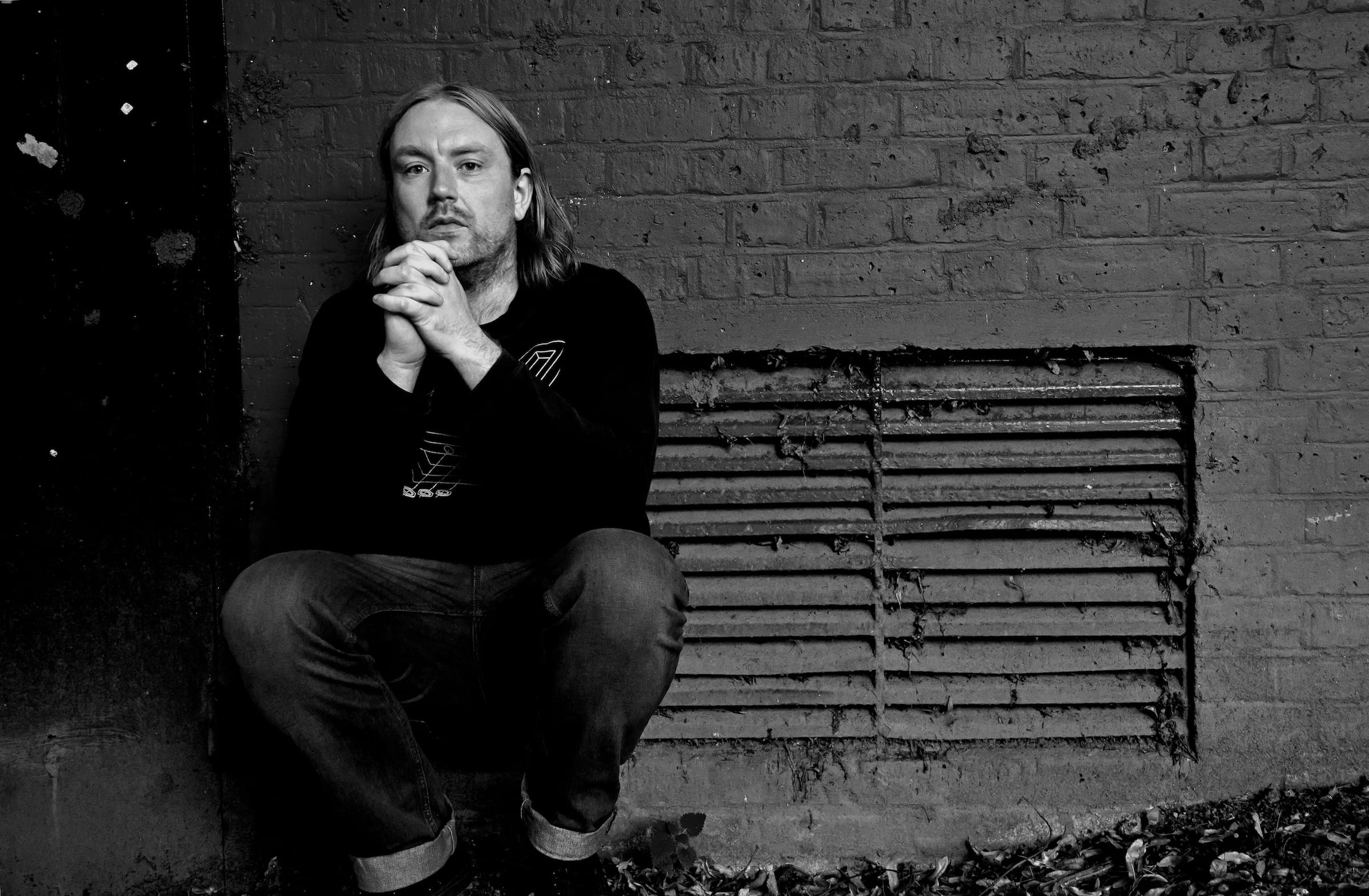 wall kneel 1 b_w mailout