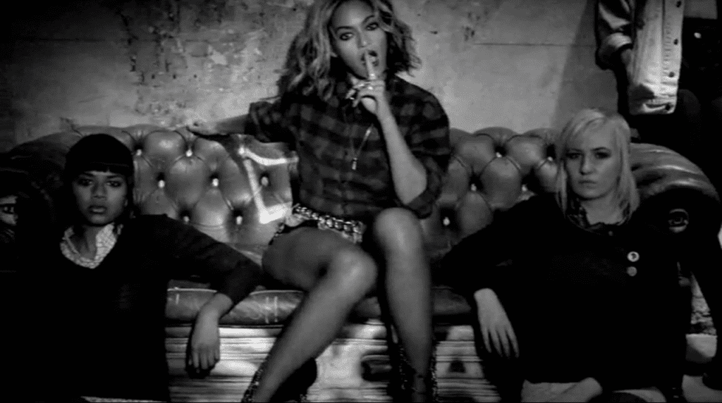 beyonce-chanel-chain-boots